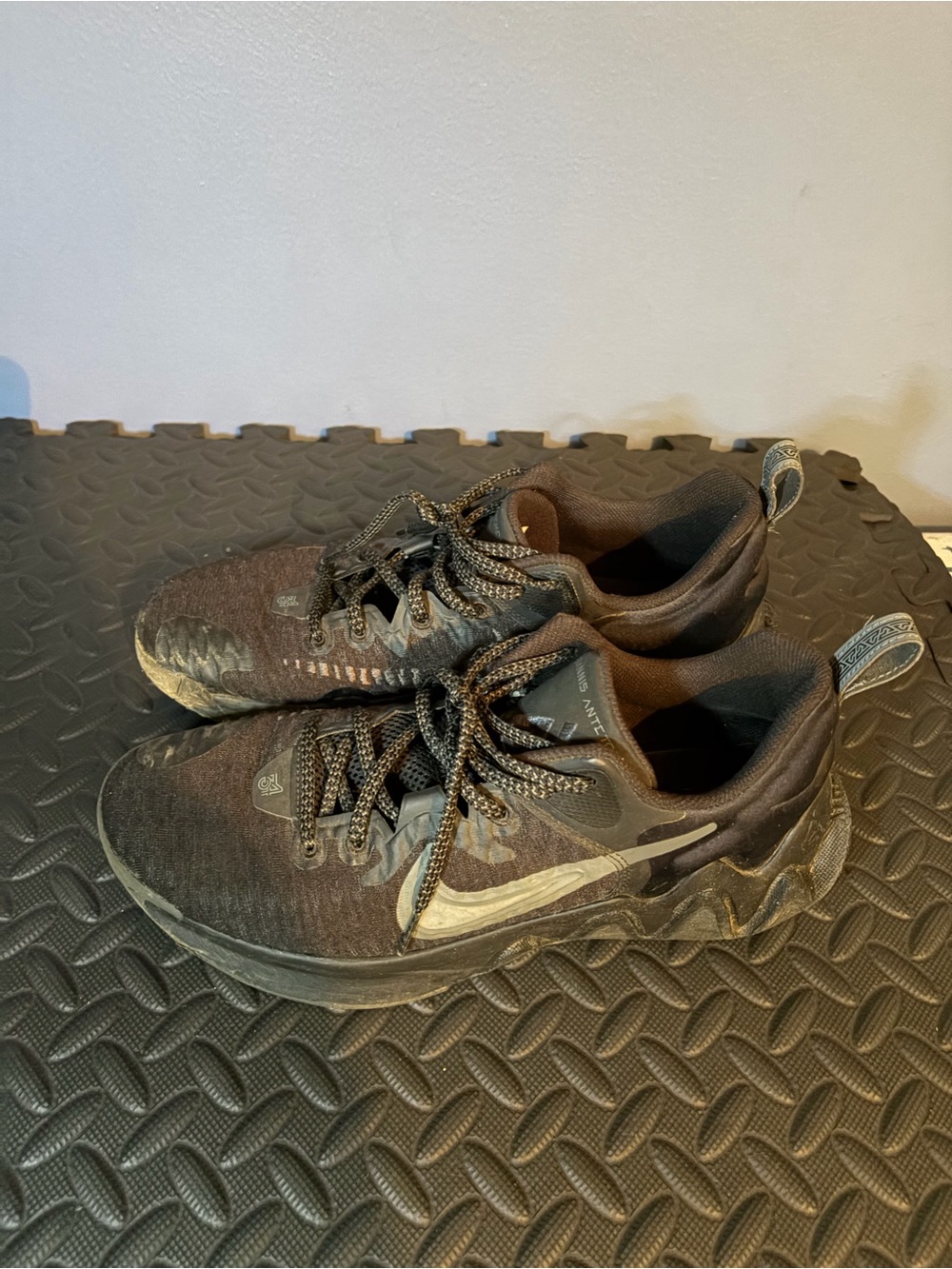 Nike Men’s Black and Gray Lightweight Training Sneakers